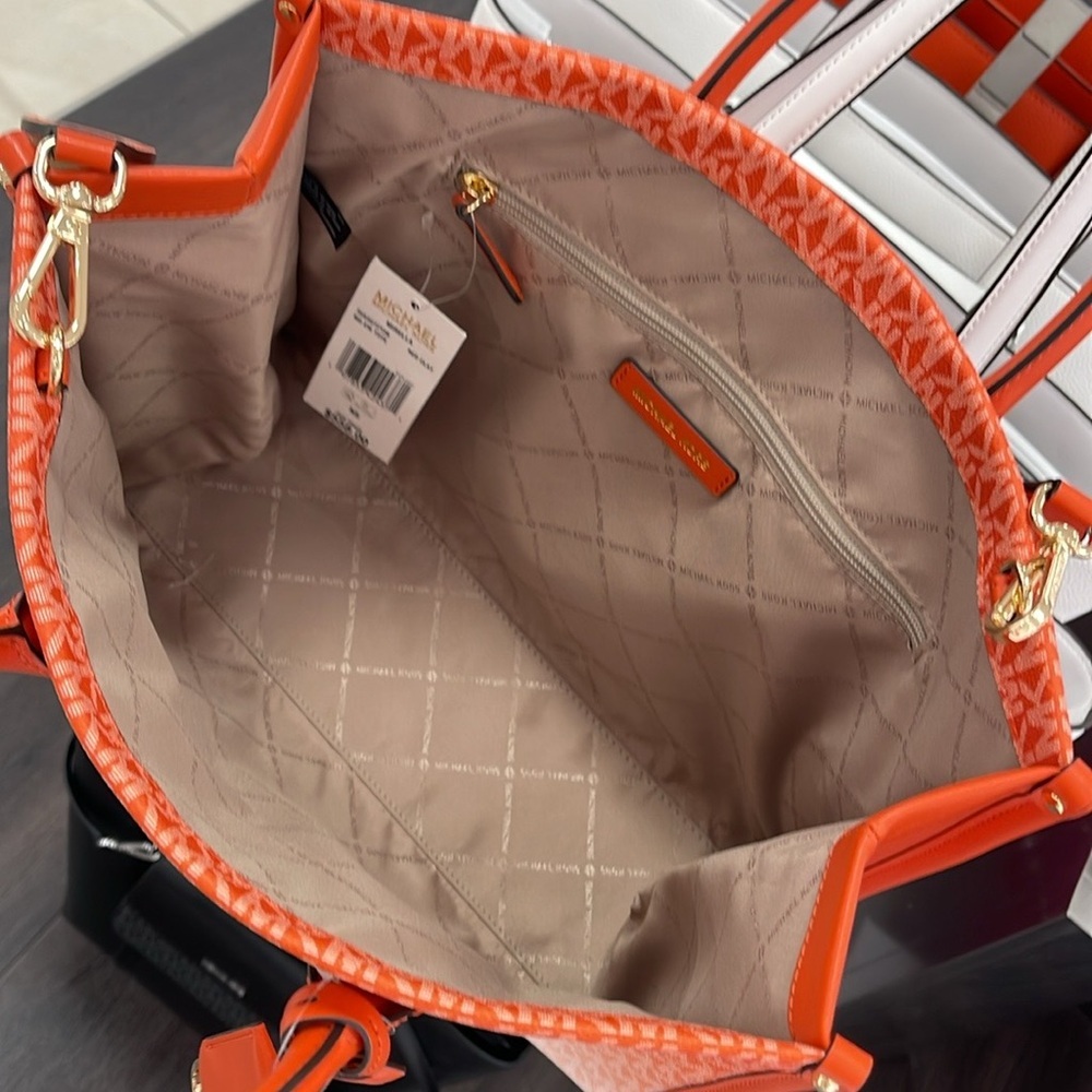 Michael Kors Mirella Medium Ombré Logo Tote Shoulder Bag
Red Clay
NWT - Picture 5 of 16